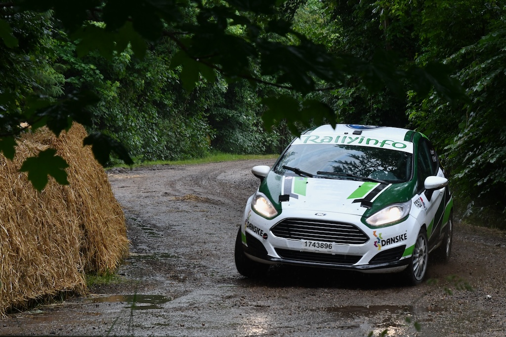 I Sdr. Vium var Anders Kirkeby Hansen og Kasper Pinholt til start i en bil med en gearkasse, der lod noget tilbage at ønske, og var i et tæt opgør med konkurrenter, indtil motoren i deres Ford Fiesta mistede pusten.
(Foto: Morten Dam - autoMOTIV/specialpress)
